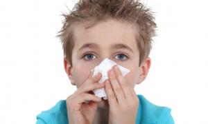 Промывание носа ребёнку: показания, инструкция и растворы
